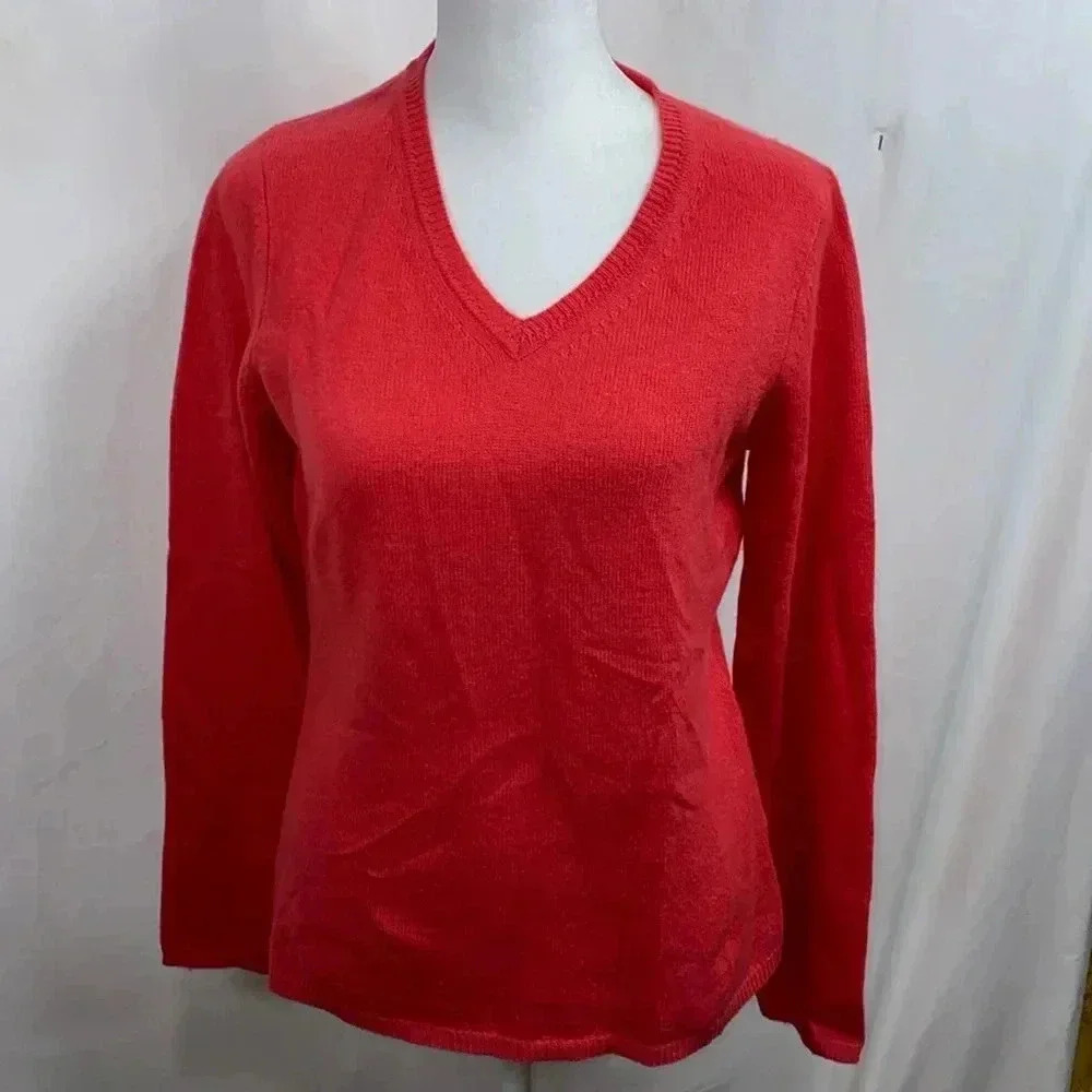 Peck & Peck Coral Colored V-Neck Woman’s Cashmere Sweater, Size Small.